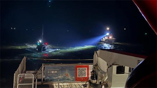 Blick auf den havarierten Gaffelkutter von Bord der „Hermann Marwede“ aus. Der Seenotrettungskreuzer schleppt das Boot nach Cuxhaven.