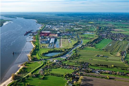 Blick auf den im Bau befindlichen LNG-Anleger, den Industriepark und die Ortschaft Bützfleth. Foto: Martin Elsen