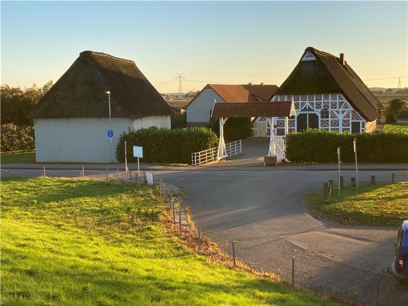Blick auf den im Jahr 1524 erstmalig erwähnten Hof Kolster mit einer Prunkpforte aus dem 17. Jahrhundert und der 400 Jahre alten Durchfahrtscheune in Bassenfleth. Foto: Vasel