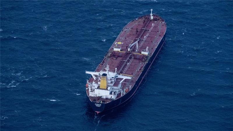 Blick auf den manövrierunfähigen Öltanker „Eventin“ vor der Küste der Insel Rügen.