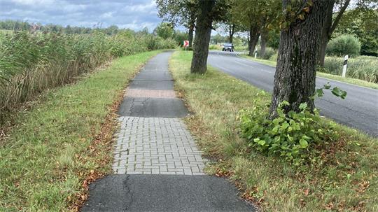 Blick auf den maroden Geh- und Radweg an der Kreisstraße 45.