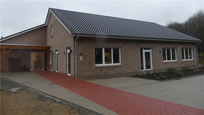 Blick auf den rot verklinkerten Schulneubau in Himmelpforten. Geheizt wird über eine Luft-Wärme-Pumpe.