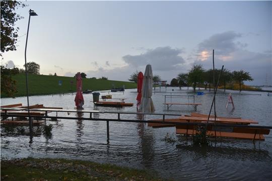 Blick auf den überfluteten Lühe-Anleger am Donnerstagabend, das Wasser floss bereits wieder ab. Foto: Beneke