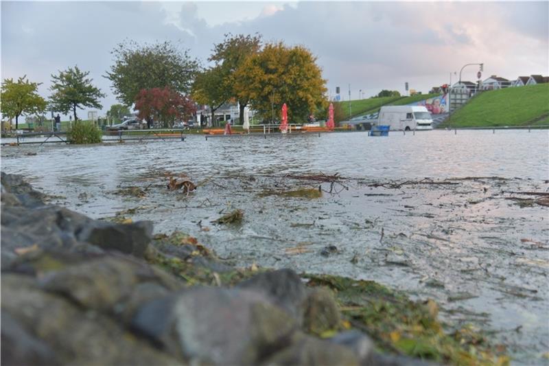 Blick auf den überfluteten Lühe-Anleger am Donnerstagabend, das Wasser floss bereits wieder ab. Foto: Beneke