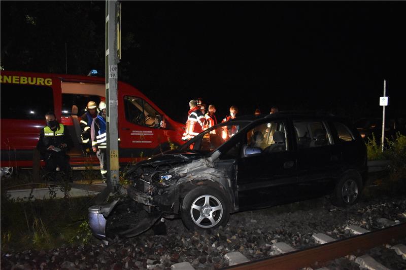 Nach Familienstreit: Pkw von S-Bahn bei Dollern erfasst Blick auf den zerstörten Pkw. Foto: Vasel
