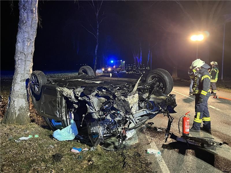 Blick auf den zerstörten Pkw an der L127 zwischen Buxtehude und Apensen. Foto: Vasel