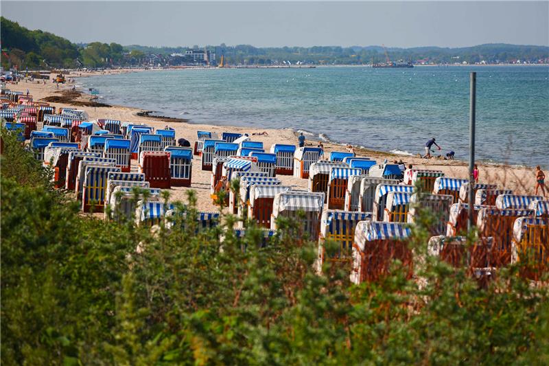 Blick auf den Strand der Ostsee bei Timmendorfer Strand. Hier gab es mehrere Badeunfälle. Foto: Christian Charisius/dpa
