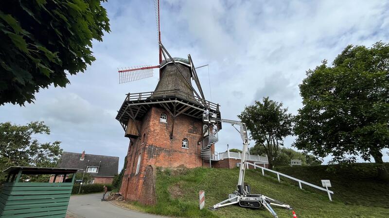Galerieholländer-Windmühle in Borstel neigt sich wie der Schiefe Turm von Pisa Blick auf die 1855 errichtete Galerieholländer-Mühle auf dem alten Deich in Jork-Borstel.