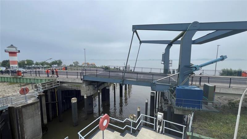 Blick auf die 1982 errichtete Klappbrücke vor dem Lühe-Sperrwerk.