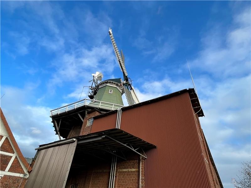 Blick auf die 24 Meter hohe Windmühle „Venti Amica“. Rechts ist das Silo der 1848/1849 errichteten Galerieholländer-Windmühle zu sehen. Die Dächer sind undicht und sollen mit Leader-Hilfe saniert werden. Foto: Vasel