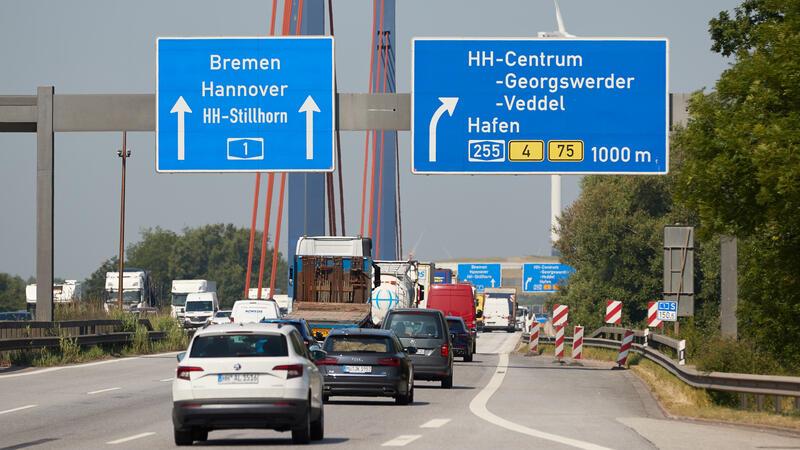 Acht Verletzte bei A1-Unfall rund um Hamburg – Lange Staus Blick auf die A1 in Richtung Westen vor dem Autobahndreieck Norderelbe.