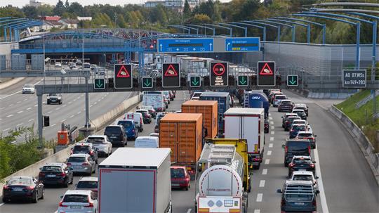 Autos stehen auf der Autobahn im Stau.
