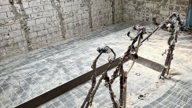 Blick auf die Abbrucharbeiten im Sanitärtrakt der Sporthalle des Vincent-Lübeck-Gymnasiums.