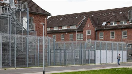 Blick auf die Abschiebehaftanstalt im schleswig-holsteinischen Glückstadt: Eine Reform soll Ausweisungen schon nach Billigung einer einzelnen terroristischen Straftat ermöglichen.