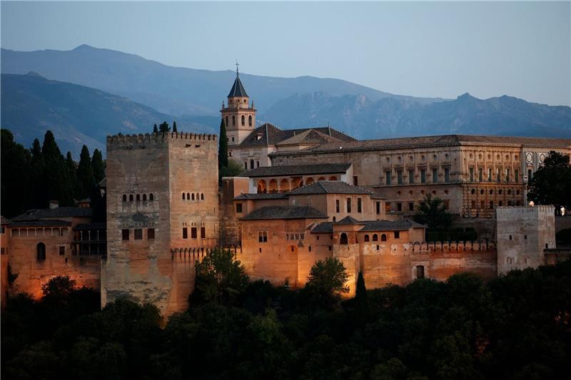 Blick auf die Alhambra in Granada, wo sich Staats- und Regierungschefs auf dem Gipfeltreffen der Europäischen Politischen Gemeinschaft treffen.