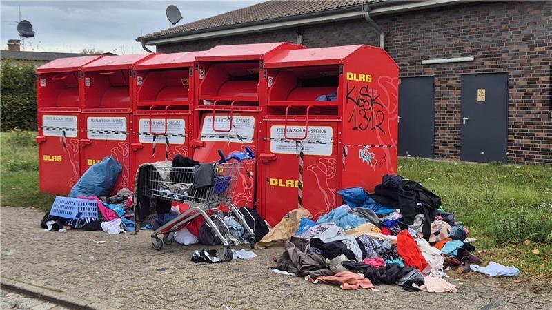 Blick auf die Altkleidercontainer der DLRG vor einem Supermarkt in Horneburg.