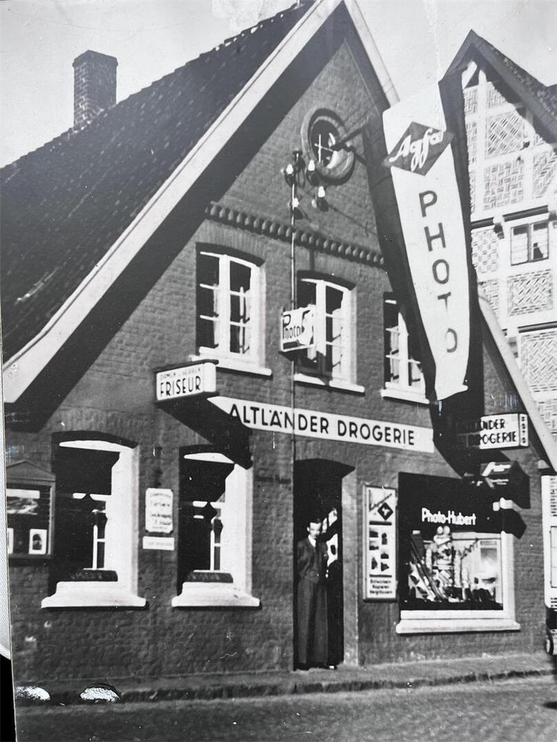 Blick auf die Altländer Drogerie Hubert vor 1950. In jenem Jahr schloss Heinrich Hubert sein Friseurgeschäft.