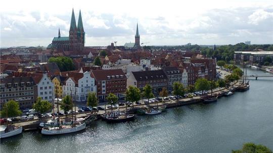 Blick auf die Altstadt an der Trave.