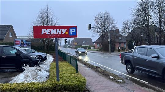 Blick auf die Ampel an der L140 in Hollern auf Höhe von Penny und Grundschule in Hollern.