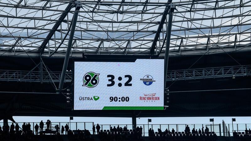 3:2 gegen Paderborn: Hannover wirbt für Leitl-Verbleib Blick auf die Anzeigetafel mit dem Endergebnis 3:2.
