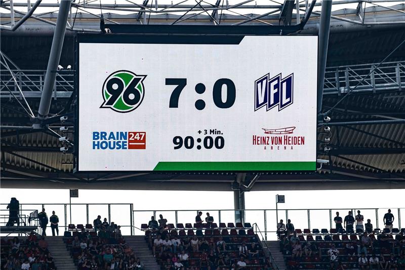 Osnabrücks Wiemann für zwei Zweitliga-Spiele gesperrt Blick auf die Anzeigetafel mit dem Endergebnis 7:0.