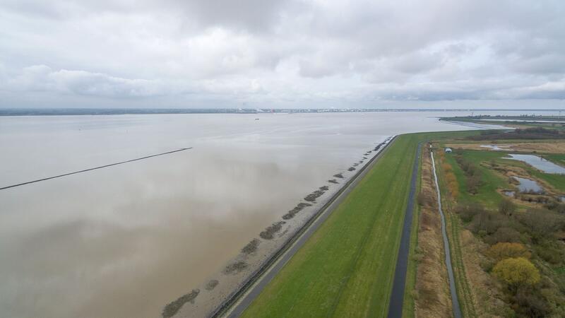 Umweltverbände warnen vor Fahrrinnenvertiefung der Ems Blick auf die Außenems (Luftaufnahme mit einer Drohne).