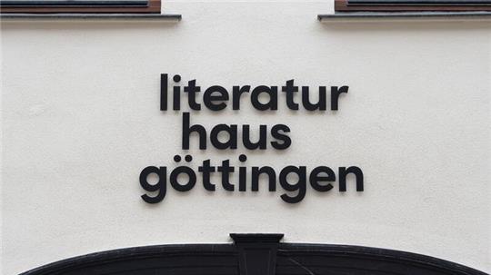 Blick auf die Ausssenfassade vom Literaturhaus Göttingen.