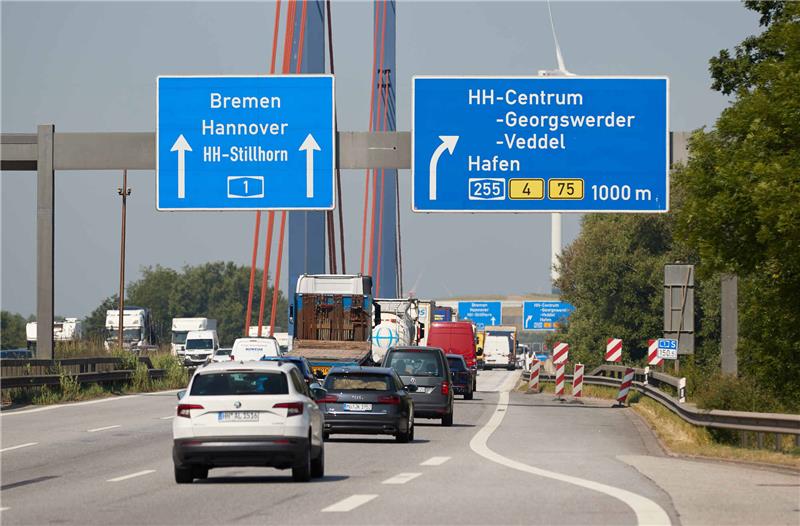 Bauarbeiten auf der A1 sorgen in Hamburg am Wochenende für Staus Blick auf die Autobahnschilder auf der A1 mit der Aufschrift "Bremen Hannover HH-Stillhorn A1" und "HH-Centrum -Georgswerder - Veddel Hafen A255" vor dem Autobahndreieck Norderelbe. Foto: Georg Wendt/dpa