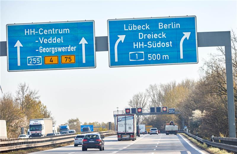 A1 bei Hamburg in Richtung Lübeck wegen Bauarbeiten gesperrt Blick auf die Autobahnschilder mit der Aufschrift „HH-Centrum“ und „Lübeck Berlin“ auf der A1 Richtung Norden. Ab 19.00 Uhr wird es auf der A1 in Richtung Lübeck zwischen Dreieck Norderelbe und Norderelbbrücke für Sanierungsarbeiten eine Sperrung geben. Die Sperrung soll am Montag um 5 Uhr aufgehoben werden. Foto: Georg Wendt/dpa