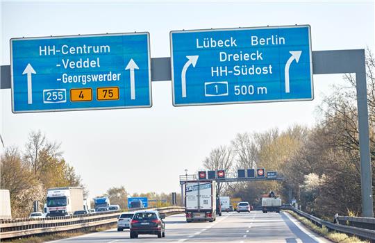 Blick auf die Autobahnschilder mit der Aufschrift „HH-Centrum“ und „Lübeck Berlin“ auf der A1 Richtung Norden. Ab 19.00 Uhr wird es auf der A1 in Richtung Lübeck zwischen Dreieck Norderelbe und Norderelbbrücke für Sanierungsarbeiten eine Sperrung geben. Die Sperrung soll am Montag um 5 Uhr aufgehoben werden. Foto: Georg Wendt/dpa