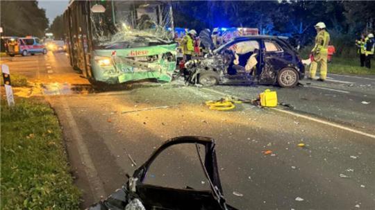 Blick auf die B71 auf Höhe des Rademoorwegs. Eine junge Frau wurde nach dem Zusammenstoß mit einem Bus in ihrem Pkw eingeklemmt und schwer verletzt.