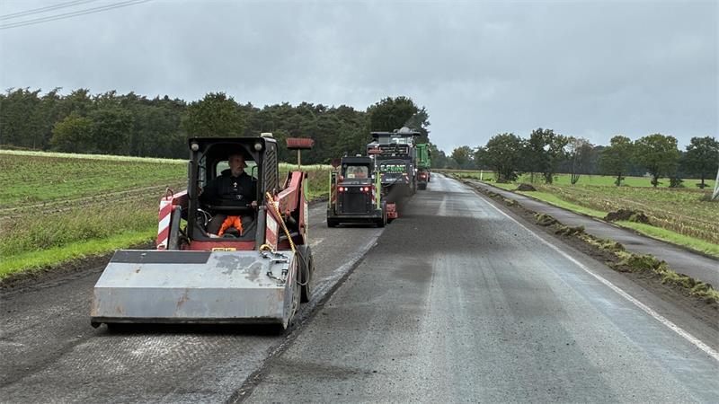 B73-Sperrung: Land nimmt keine Rücksicht auf Horneburger Herbstmarkt Blick auf die B73-Baustelle zwischen Horneburg und Dollern. Die Fahrbahn in Richtung Hamburg wird abgefräst und gereinigt.