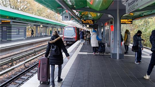 Blick auf die Bahnsteige des U-Bahnhofs Wandsbek-Gartenstadt.