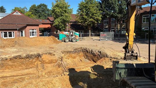 Blick auf die Baugrube für den neuen Heizungskeller der Grundschule, dieser entsteht unter der Mensa.