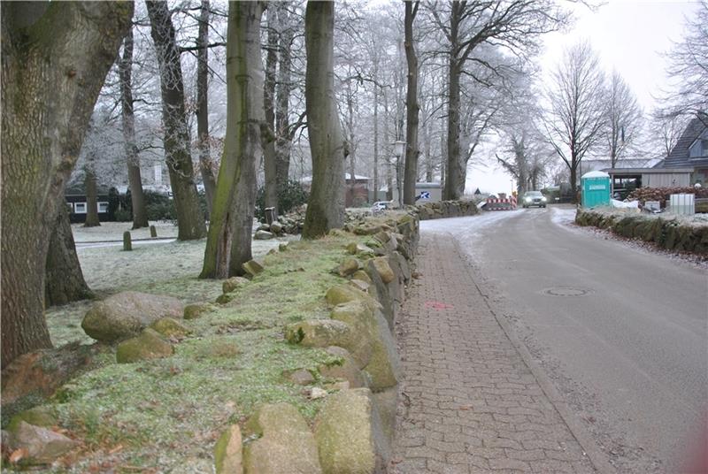 Blick auf die Baustelle „Am Gutspark“ : Der Gehweg wird erneuert und bis zum Thekla-von-Düring-Weg verlängert. Foto: Lohmann