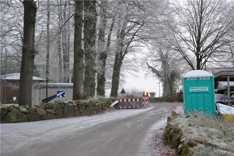 Blick auf die Baustelle „Am Gutspark“ : Der Gehweg wird erneuert und bis zum Thekla-von-Düring-Weg verlängert. Foto: Lohmann