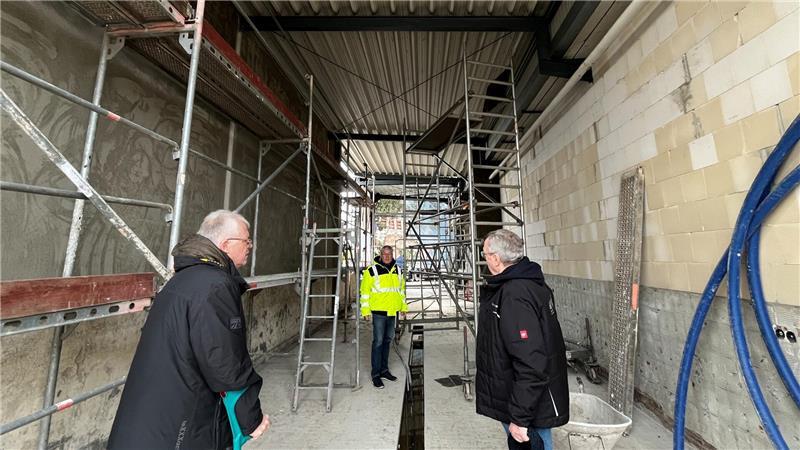 Blick auf die Baustelle: Vorne wird die Waschanlage installiert, hinten zieht der Aufbereiter ein.