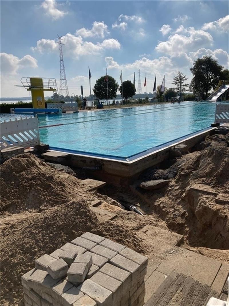 Blick auf die Baustelle: Wegen eines Wasserrohrbruchs musste das Freibad in Hollern-Twielenfleth  im August zwei Tage schließen. Foto: Vasel