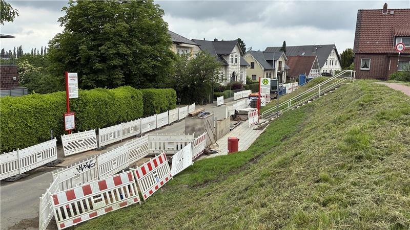 Blick auf die Baustelle am Estedeich nahe des Inneren Este-Sperrwerks: Die Trinkwasserleitung in Cranz ist verlegt.