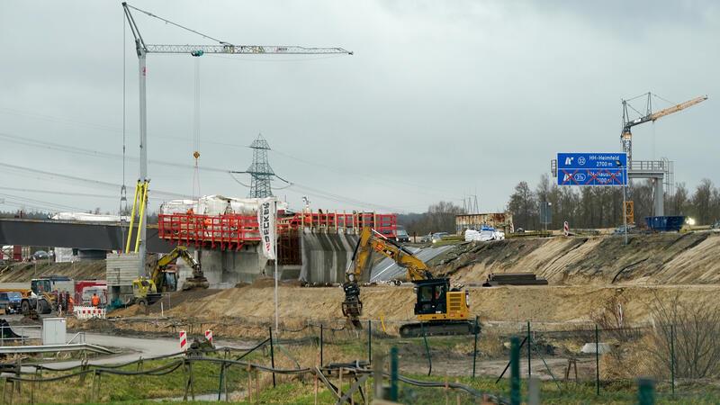 A7-Vollsperrung in Hamburg geplant – Elbtunnel am Wochenende dicht Blick auf die Baustelle an der Autobahn A7 in Höhe Moorburg und der Anschlussstelle Heimfeld. Hier wird das Autobahnkreuz Hamburg-Hafen errichtet. Das Kreuz soll die im Bau befindliche A26-West aus Richtung Stade an die A7 bei Moorburg anschließen.