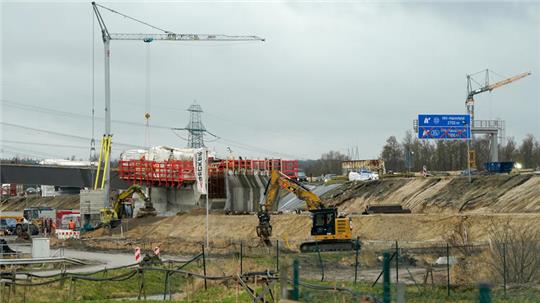Blick auf die Baustelle an der Autobahn A7 in Höhe Moorburg und der Anschlussstelle Heimfeld. Hier wird das Autobahnkreuz Hamburg-Hafen errichtet. Das Kreuz soll die im Bau befindliche A26-West aus Richtung Stade an die A7 bei Moorburg anschließen.