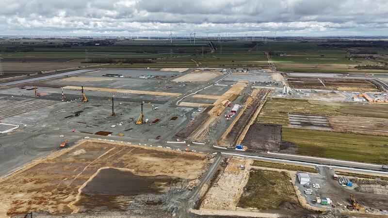 US-Batteriefirma will Northvolt kaufen - Hoffnung für Heide Blick auf die Baustelle bei Heide, wo die hiesige Northvolt-Fabrik entstehen soll. (Archivbild)