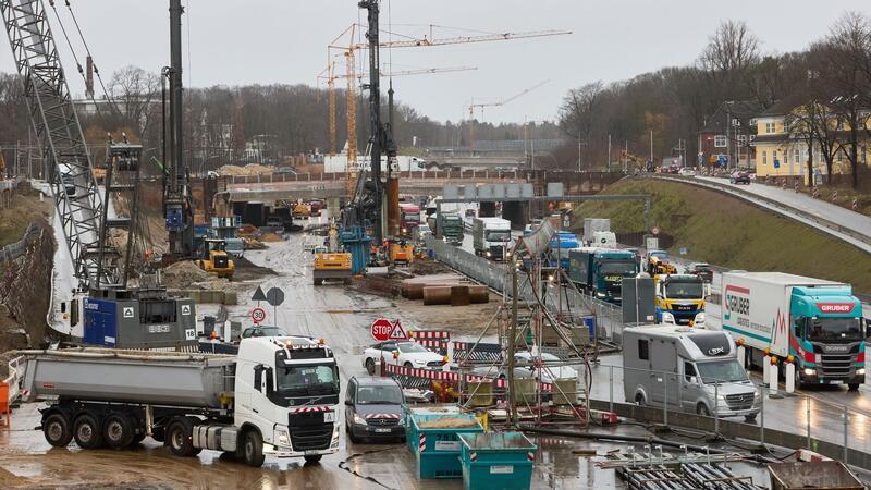 Blick auf die Baustelle der A7 in Richtung Norden in Hamburg-Bahrenfeld.