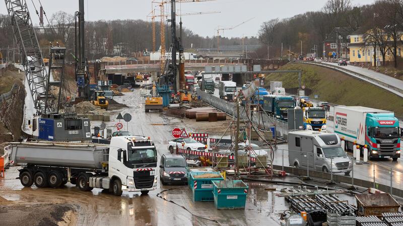 Blick auf die Baustelle der A7 in Richtung Norden in Hamburg-Bahrenfeld.