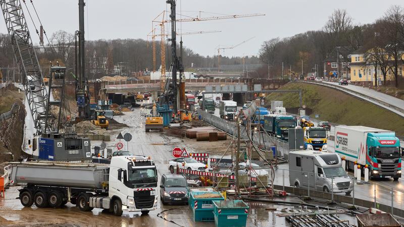 Viel Geduld gefragt: Elbtunnel- und S-Bahn-Sperrung an diesem Wochenende Blick auf die Baustelle der A7 in Richtung Norden in Hamburg-Bahrenfeld.