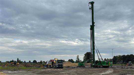 Blick auf die Baustelle der Grundschule Jork: Mehr als 1400 Nassmörtelsäulen sollen für einen stabilen Baugrund sorgen.