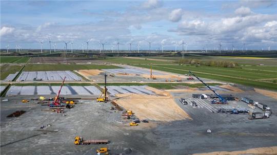 Blick auf die Baustelle der Northvolt Drei Gigafactory.