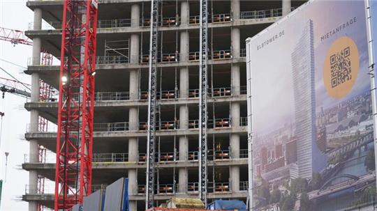 Blick auf die Baustelle des Elbtowers an den Elbbrücken im Hafen.