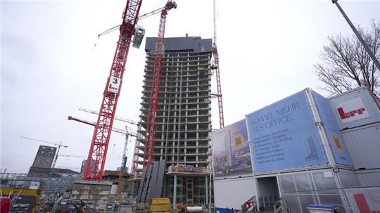 Blick auf die Baustelle des Elbtowers an den Elbbrücken im Hafen.