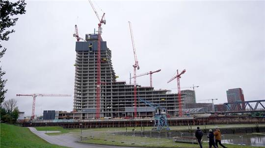 Blick auf die Baustelle des Elbtowers an den Elbbrücken im Hafen.